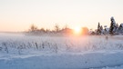 Sonnenuntergang in einer verschneiten Winterlandschaft | Bild: BR/Bernd Nitsche