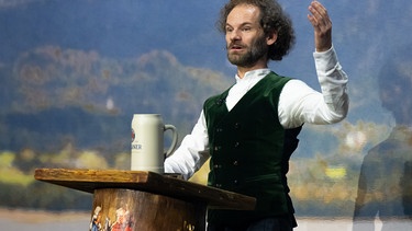 12.03.2025, Bayern, München: Maximilian Schafroth, Schauspieler und Kabarettist, hält beim Starkbieranstich auf dem Nockherberg die Fastenpredigt. Mit dem traditionellen Verspotten, dem «Derblecken» von Politikern am Münchner Nockherberg, wird traditionell die Starkbier-Saison in Bayern eröffnet. Foto: Sven Hoppe/dpa +++ dpa-Bildfunk +++ | Bild: dpa-Bildfunk/Sven Hoppe