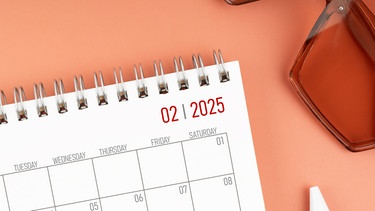 Ein Tischkalender zeigt den Monat Februar 2025. | Bild: stock.adobe.com/Southtownboy Studio