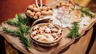 Weihnachtsdeko mit Plätzchen und Walnüssen. | Bild: BR/Johanna Schlüter