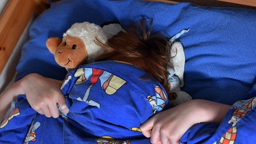 Schlafender mit Bettdecke über dem Kopf | Bild: dpa-bildfunk / Jens Kalaene
