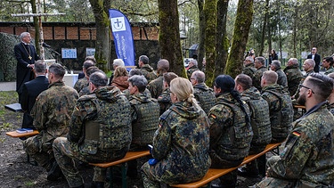 Kriegstüchtige Friedensbotschafter  - Symbolbild (Feldgottesdienst mit Militaerbischofs Bernhard Felmberg) | Bild: picture alliance_epd-bild_Jens Schulze