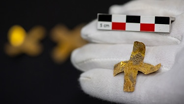 Goldblattkreuz aus dem Frühmittelalter, gefunden bei Ausgrabung in Bayern  | Bild: picture alliance_dpa_Sven Hoppe