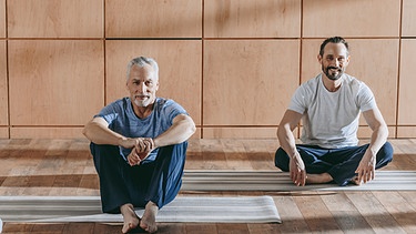 Zwischen Zwang und Befreiung. Männerrollen jenseits des Patriarchats - Symbolbild (Männer, auf Yogamatten sitzend)  | Bild: colourbox.com