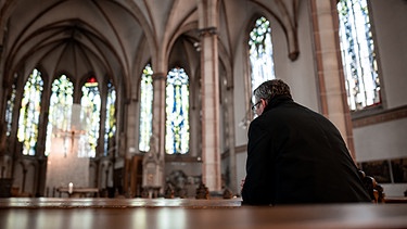 Missbrauchsopfer fühlen sich von der Katholischen Kirche hingehalten - Symbolbild (Rückenansicht eines Mannes in der Kirche)  | Bild: picture alliance_dpa_Fabian Strauch