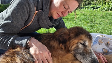 Wenn das geliebte Tier stirbt - Nina Folle mit dem alten Hund Oliver  | Bild: BR/Brigitte Kornberger