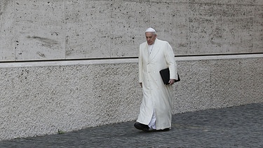 Symbolbild Franziskus' Reformprojekte (Papst mit Arbeitsmappe)  | Bild: picture alliance_AP Photo_Andrew Medichini