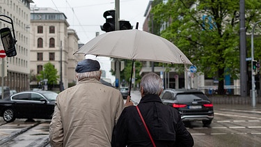 Rente - und dann?  - Symbolbild (Rentnerpaar beim Stadtspaziergang im Regen)  | Bild: BR/Sabrina Türschmann