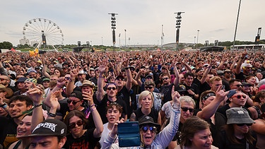 Im Himmel des Rock -  Fans beim Open-Air-Festival "Rock im Park" in Nürnberg 2024  | Bild: picture alliance_dpa_Daniel Löb