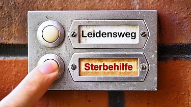 Das Dilemma Freitod und Sterbehilfe - Symbolbild (Finger drückt auf Klingelknopf "Sterbehilfe")  | Bild: picture alliance _CHROMORANGE_Christian Ohde