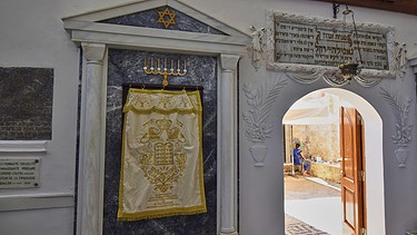 Symbolbild - Innenraum einer Synagoge in der Altstadt von Rhodos  | Bild: picture alliance_imageBROKER_Ralf Adler