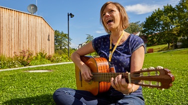 Birgit Tomys spielt Gitarre | Bild: Volksmusikakademie in Bayern / Marcel Peda