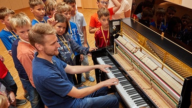 Dominik Hilgart in der Volksmusikakademie | Bild: Marcel Peda