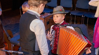 Bühne frei beim Huraxdax: Kinder probieren Instrumente aus | Bild: BR/Thomas Merk