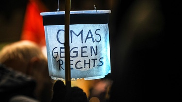 Omas gegen Rechts | Bild: dpa-Bildbunk/Jason Tschepljakow