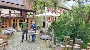 Thomas Schmiedeke und Wolfgang Strakosch vor der alten Dorfmühle in Pfaffenhofen | Bild: BR-Petra Nacke
