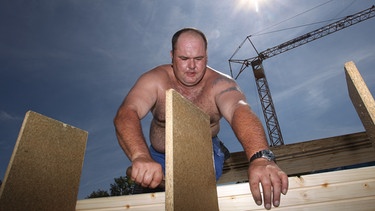 Ein Bauarbeiter auf einer Brückenbaustelle | Bild: picture alliance / dpa | Karl-Josef Hildenbrand