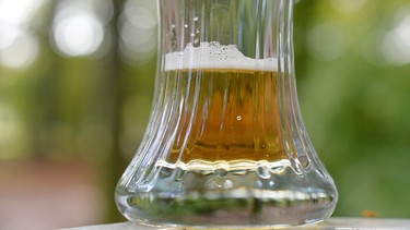 Ein Rest Bier in einem Glas | Bild: picture alliance / Frank May | Frank May