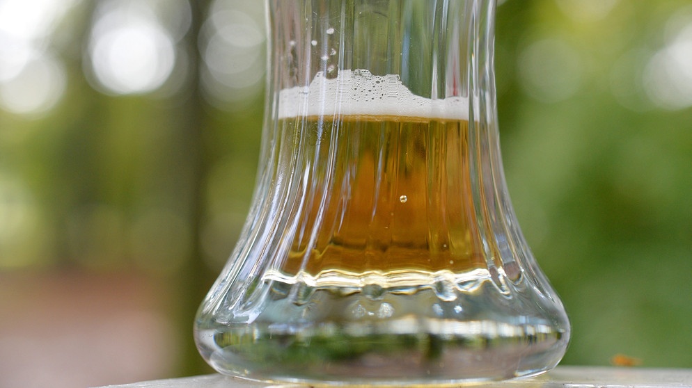 Ein Rest Bier in einem Glas | Bild: picture alliance / Frank May | Frank May