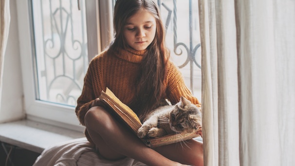 Heimat lesen: Kind mit Katze | Bild: colourbox.com