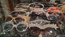 Brillensammler: Alle Brillen aus der Sammlung von Herbert und Sabine Kurzenberger kann man gar nicht probieren oder fotografieren - es sind zu viele ... | Bild: BR/Sarah Khosh-Amoz