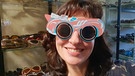 Brillensammler: BR-Reporterin Sarah Khosh-Amoz trägt eine Oldtimer-Brille aus der Sammlung der Kurzenbergers in Starnberg. | Bild: BR/Sarah Khosh-Amoz