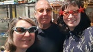 Brillensammler: Sabine und Herbert Kurzenberger mit BR-Reporterin Sarah Khosh-Amoz - und etwas außergewöhnlichen Brillenmodellen. | Bild: BR/Sarah Khosh-Amoz