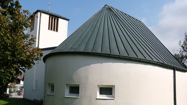 Evangelische Dreieinigkeitskirche in Tann in Niederbayern  | Bild: Christian Muschler