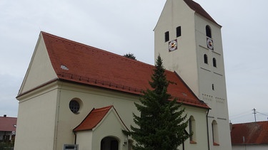 Katholische Pfarrkirche Mariä Himmelfahrt in Unterschweinbach in Oberbayern | Bild: Ralf Müller