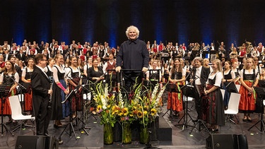 Vier Blaskapellen haben gemeinsam mit dem Symphonieorchester des Bayerischen Rundfunks unter Leitung von Sir Simon Rattle ein Konzert gegeben. | Bild: BR/Markus Konvalin
