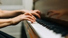 Eine Pianistin während des ARD Musikwettbewerbs in den Proberäumen im Funkhaus des Bayerischen Rundfunks in München. | Bild: BR/Lisa Hinder