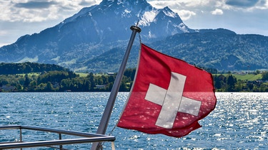 Schweizer Fahne an Bootsreling | Bild: picture-alliance/dpa