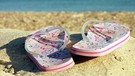 Flip-Flops im Sand am Strand am Meer | Bild: Colourbox.com/Miroslav Beneda