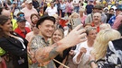 Max Weidner schreibt Autgramme und macht Selfies mit seinen Fans bei "Immer wieder sonntags" | Bild: Max Weidner