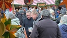 Kevin und Stefan von den Schlagerpiloten am Sternstundenstand am Nürnberger Christkindlesmarkt. | Bild: BR