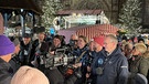 Schlagersänger Vincent Gross mit BR Schlager-Moderator Harry Blaha und Michael Reiner, BR Korrespondent für Nürnberg kurz vor der Live-Schalte für die Frankenschau aktuell. | Bild: BR