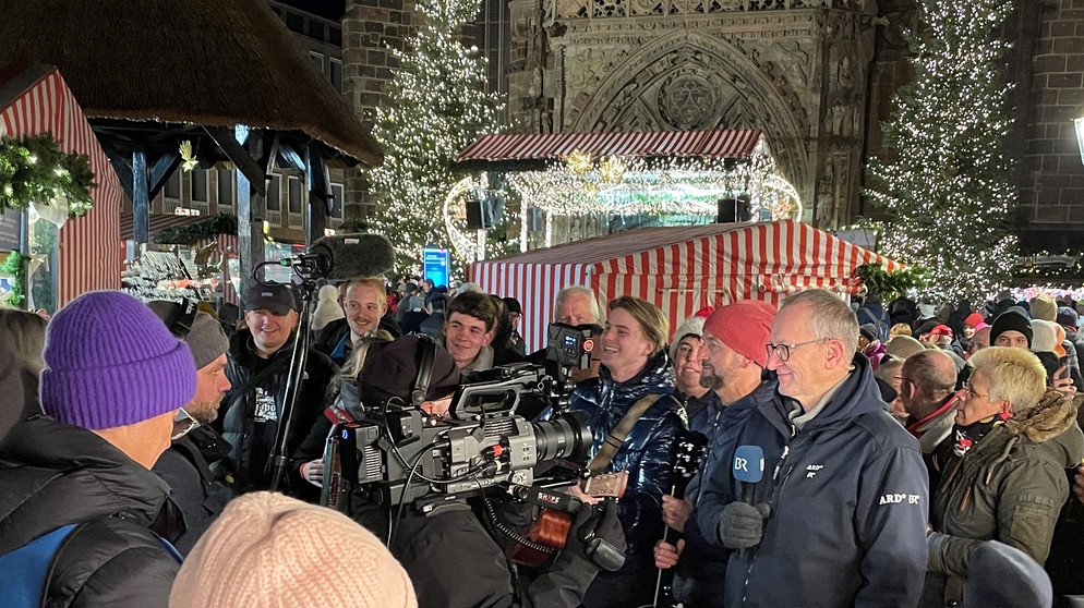 Schlagersänger Vincent Gross mit BR Schlager-Moderator Harry Blaha und Michael Reiner, BR Korrespondent für Nürnberg kurz vor der Live-Schalte für die Frankenschau aktuell. | Bild: BR