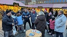 Schlagersänger Vincent Gross mit BR Schlager-Fans am Christkindlesmarkt. | Bild: Sternstunden