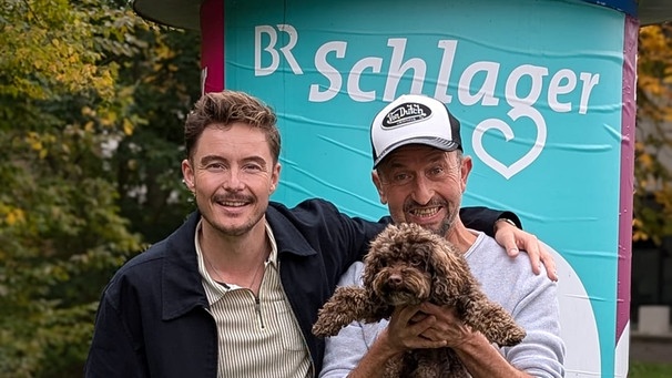 Sänger Tim Peters mit BR Schlager Moderator Harry Blaha und Hund Carlos | Bild: BR