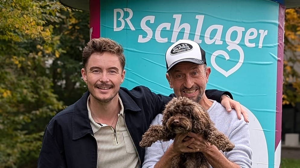 Sänger Tim Peters mit BR Schlager Moderator Harry Blaha und Hund Carlos | Bild: BR