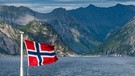 Blick über das Europäische Nordmeer auf schroffe Berge auf der norwegischen Insel Senja. | Bild: picture alliance/dpa | Patrick Pleul