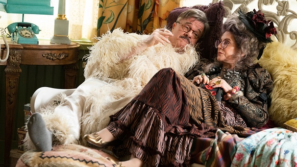 Nathan Lane and Megan Mullally in a scene from "Dicks: The Musical." | Bild: picture alliance / ASSOCIATED PRESS | Justin Lubin