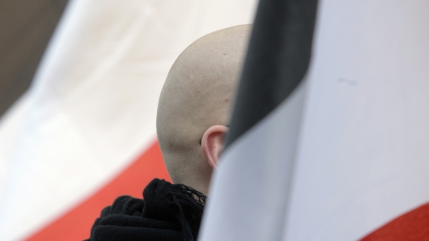 glatzköpfiger Demonstrant hinter Fahnen | Bild: picture-alliance/dpa