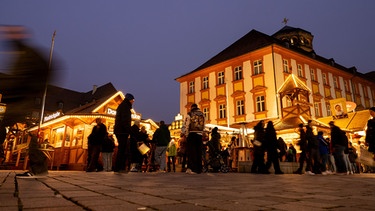 Menschen auf dem Bayreuther Winterdorf | Bild: picture alliance/dpa | Pia Bayer