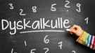 Kind schreibt das Wort Dyskalkulie an eine Tafel in der Schule | Bild: picture alliance / Zoonar | Robert Kneschke