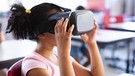 Symbolbild: Mädchen mit VR-Brille im Klassenzimmer | Bild: picture alliance / Zoonar | Channel Partners