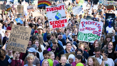 Zahlreiche Kinder, Jugendliche und Erwachsene demonstrieren anlässlich des globalen Klimastreiks vor dem Bundeskanzleramt. Fridays for Future Deutschland hat zur Teilnahme an Demonstrationen in zahlreichen Städten in Deutschland aufgerufen. Fridays for Future setzt sich für einen schnellen Ausstieg aus allen fossilen Energieträgern sowie einen massiven Ausbau erneuerbarer Energien und eine sozialgerechte Verkehrswende ein. | Bild: picture alliance/dpa | Bernd von Jutrczenka