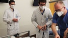 Medizinstudierende und ihr Anleiter an einem Krankenbett in einer Klinik | Bild: dpa-Bildfunk/Thorsten Eckert