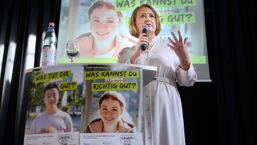 Lisa Paus (Bündnis 90/Die Grünen), Bundesministerin für Familie, Senioren, Frauen und Jugend, startet bei einer Kick-off-Veranstaltung an der Schule am Schloss in Berlin-Charlottenburg das bundesweite Modellprogramm „Mental Health Coaches“ zum Thema Gesundheit an Schulen. Unter dem Motto „Sagen was ist – tun was hilft!“ startet nach dem Ende der Sommerferien das Modellprogramm „Mental Health Coaches“ des Bundesfamilienministeriums. Coaches unterbreiten bundesweit an Schulen präventive Angebote zum Thema Gesundheit und Mental Health, vermitteln Wissen über mentale Gesundheit und informieren über vertiefende Hilfs- und Beratungsangebote. | Bild: picture alliance/dpa | Bernd von Jutrczenka