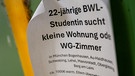 Ein Zettel mit der Aufschrift «22-jährige BWL-Studentin sucht kleine Wohnung oder WG-Zimmer» hängt an einer Wand im Stadtteil Haidhausen. | Bild: picture alliance/dpa | Peter Kneffel